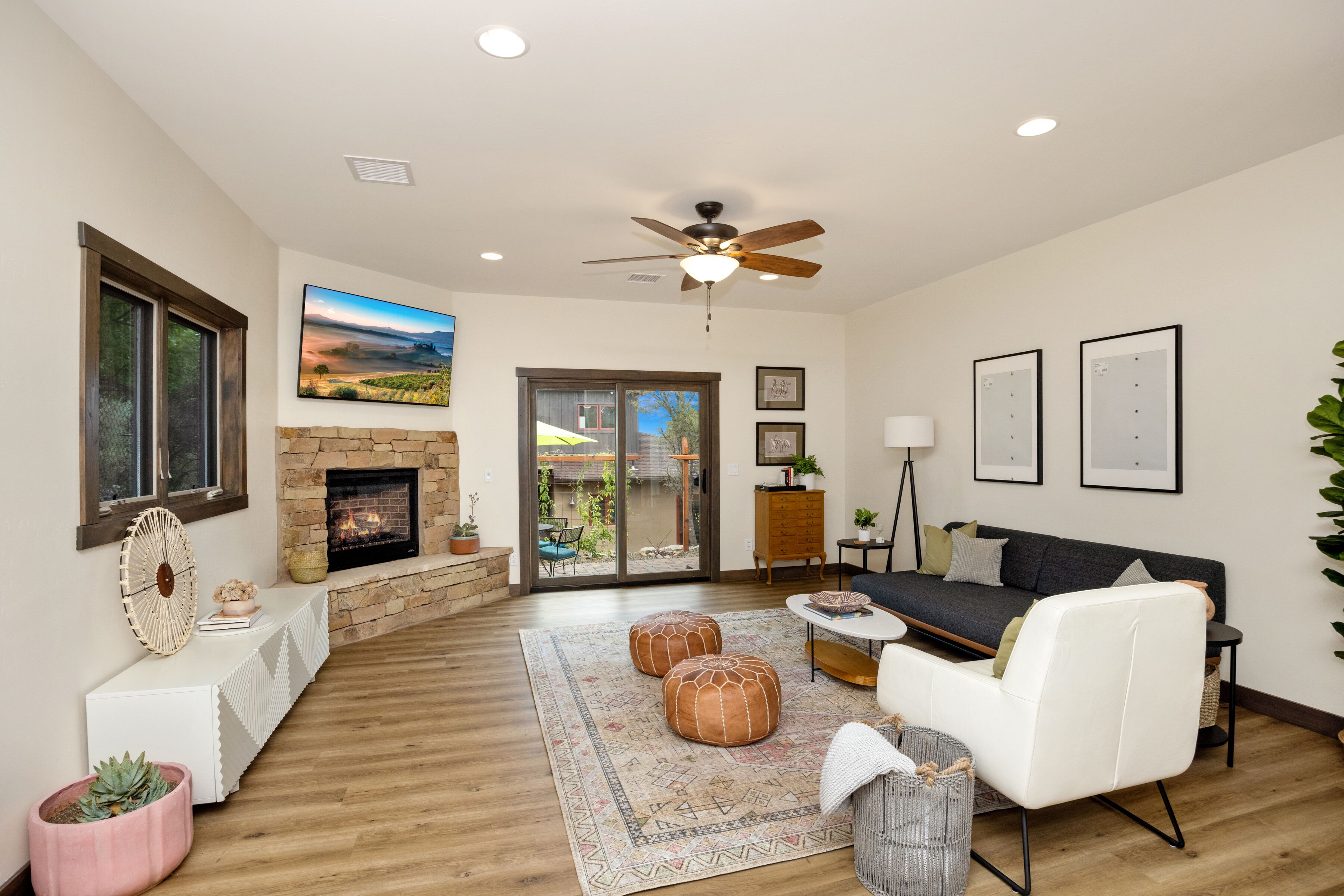 スマートテレビ、暖炉、書庫、PC モニター