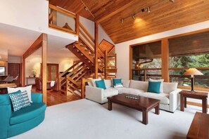 Smart TV, chimenea y oficina