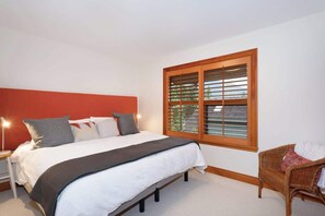 5 bedrooms, iron/ironing board, free WiFi, bed sheets