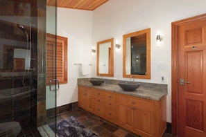 Dusche, Haartrockner, Shampoo