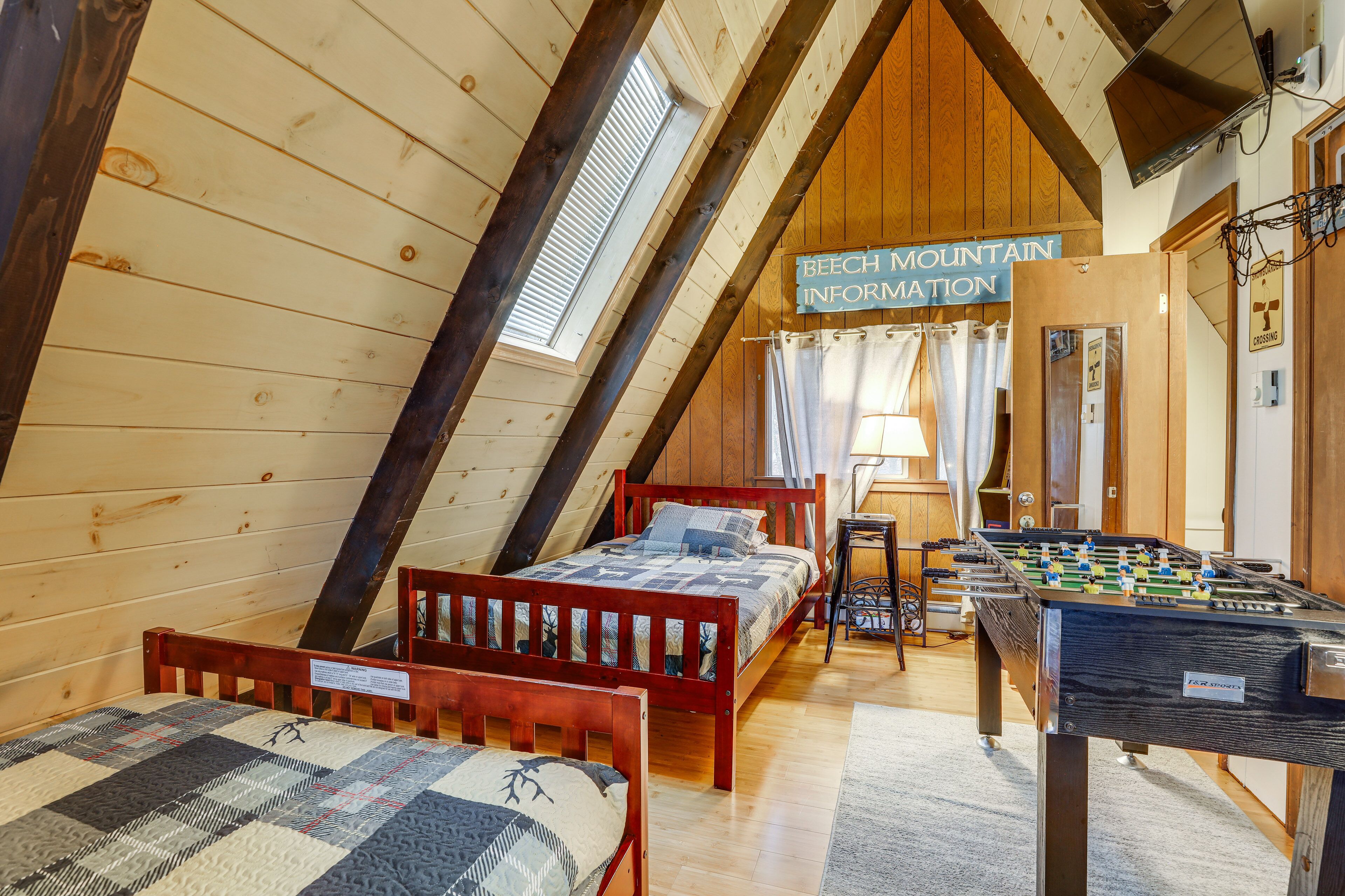3 bedrooms, desk, Internet, bed sheets