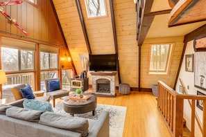 TV, fireplace