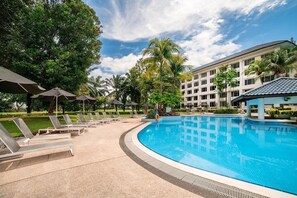 Outdoor pool - Glenmarie Hotel & Golf Resort (Shah Alam)