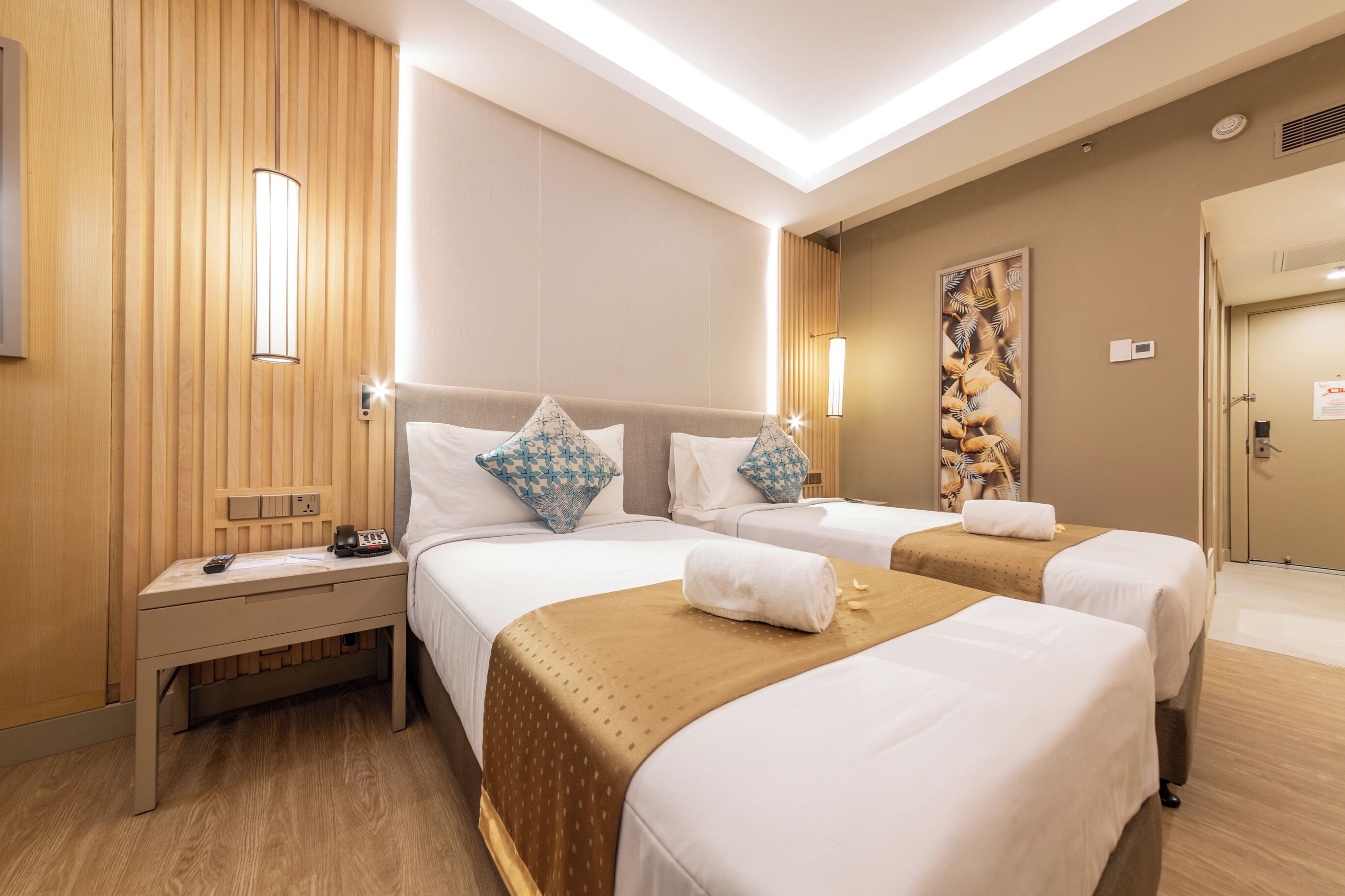 deluxe twin room, 2 single beds | minibar, desk, laptop workspace, iron/ironing board