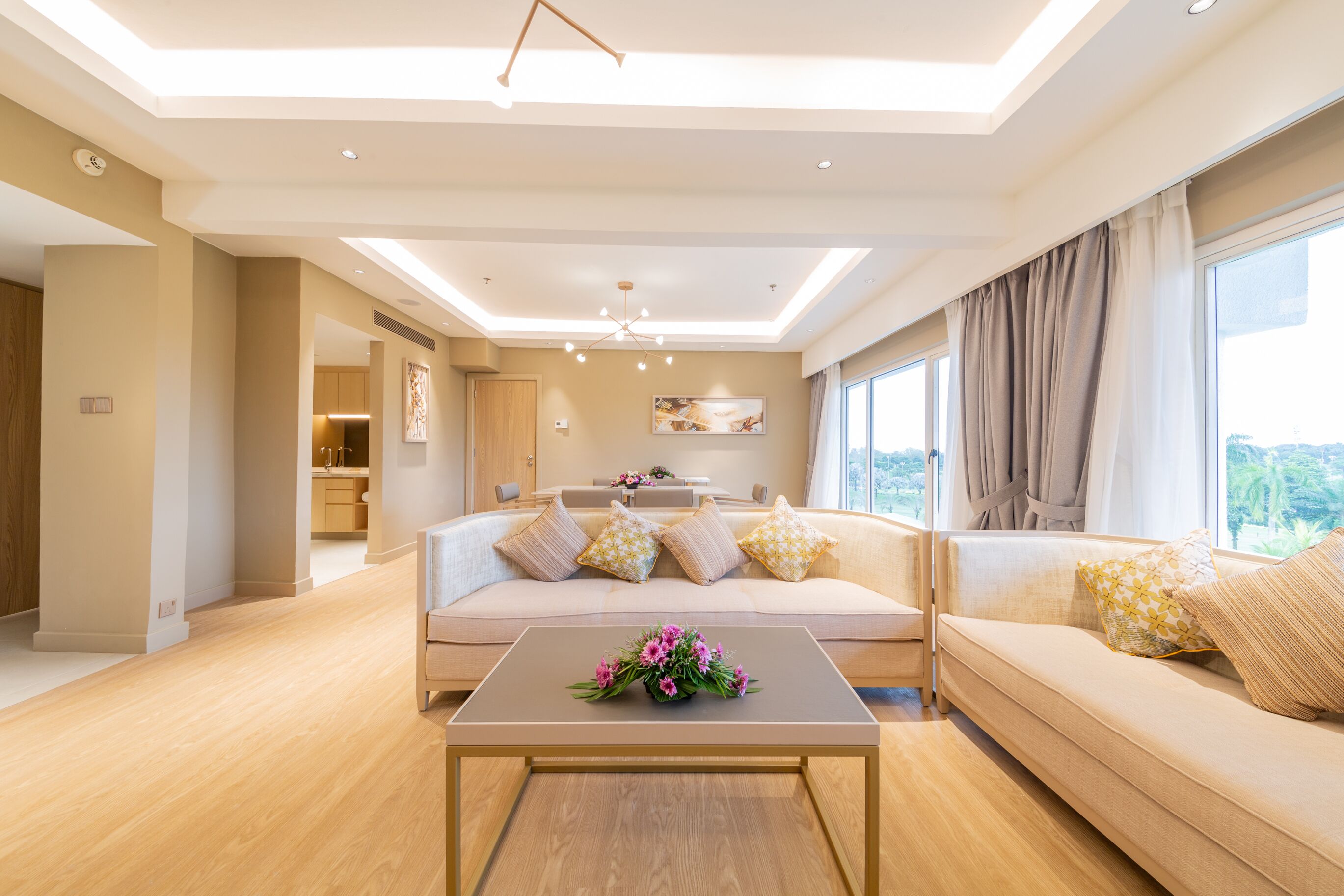 deluxe studio, 1 king bed | living area | 32-inch lcd tv with cable channels, tv