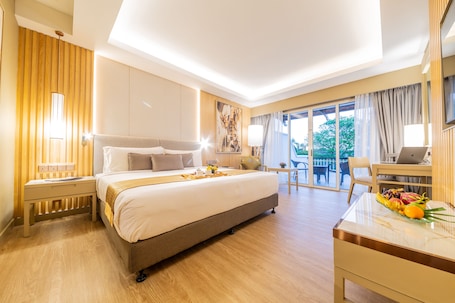 Minibar, escritorio y espacio para trabajar con laptop