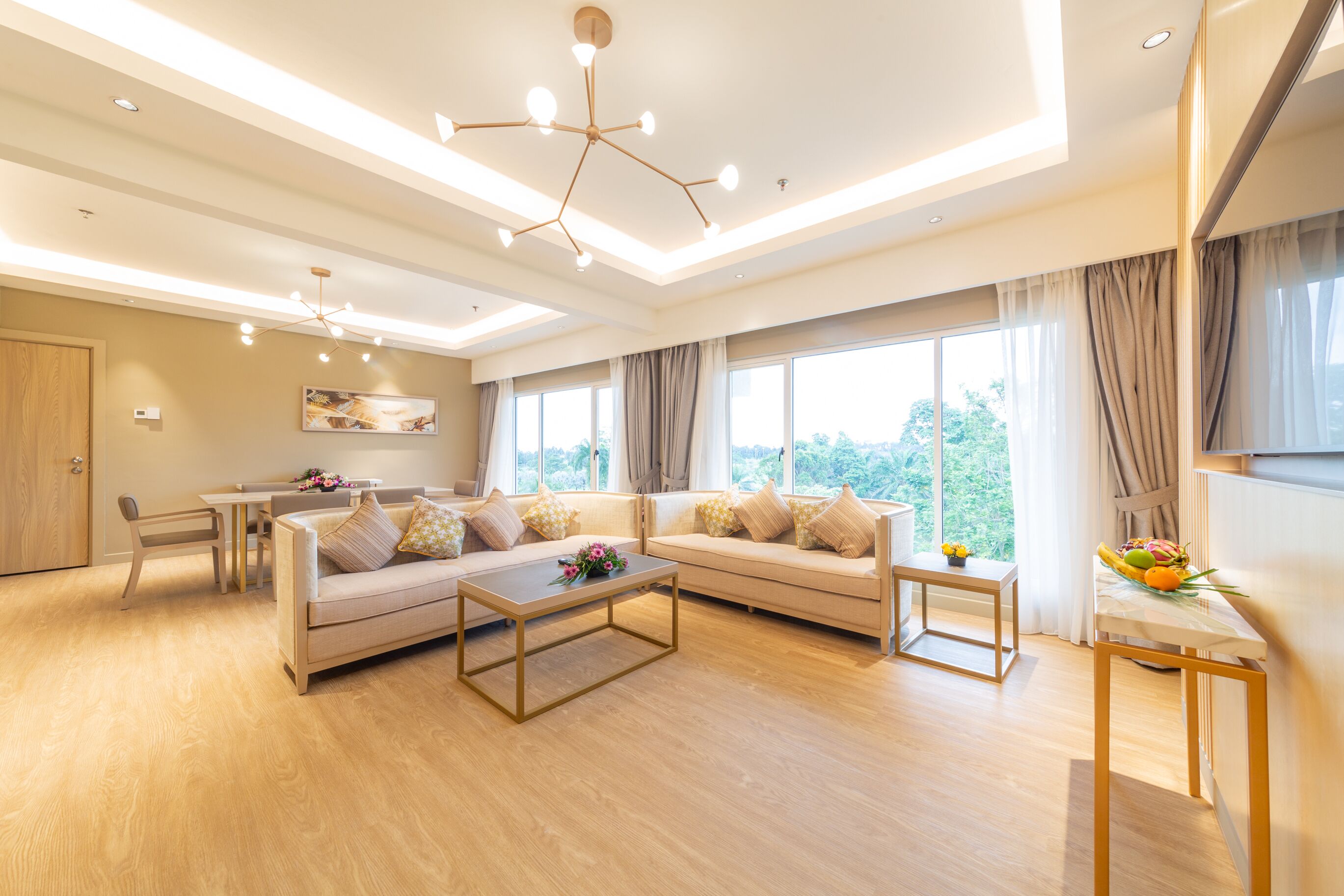 deluxe studio, 1 king bed | living area | 32-inch lcd tv with cable channels, tv