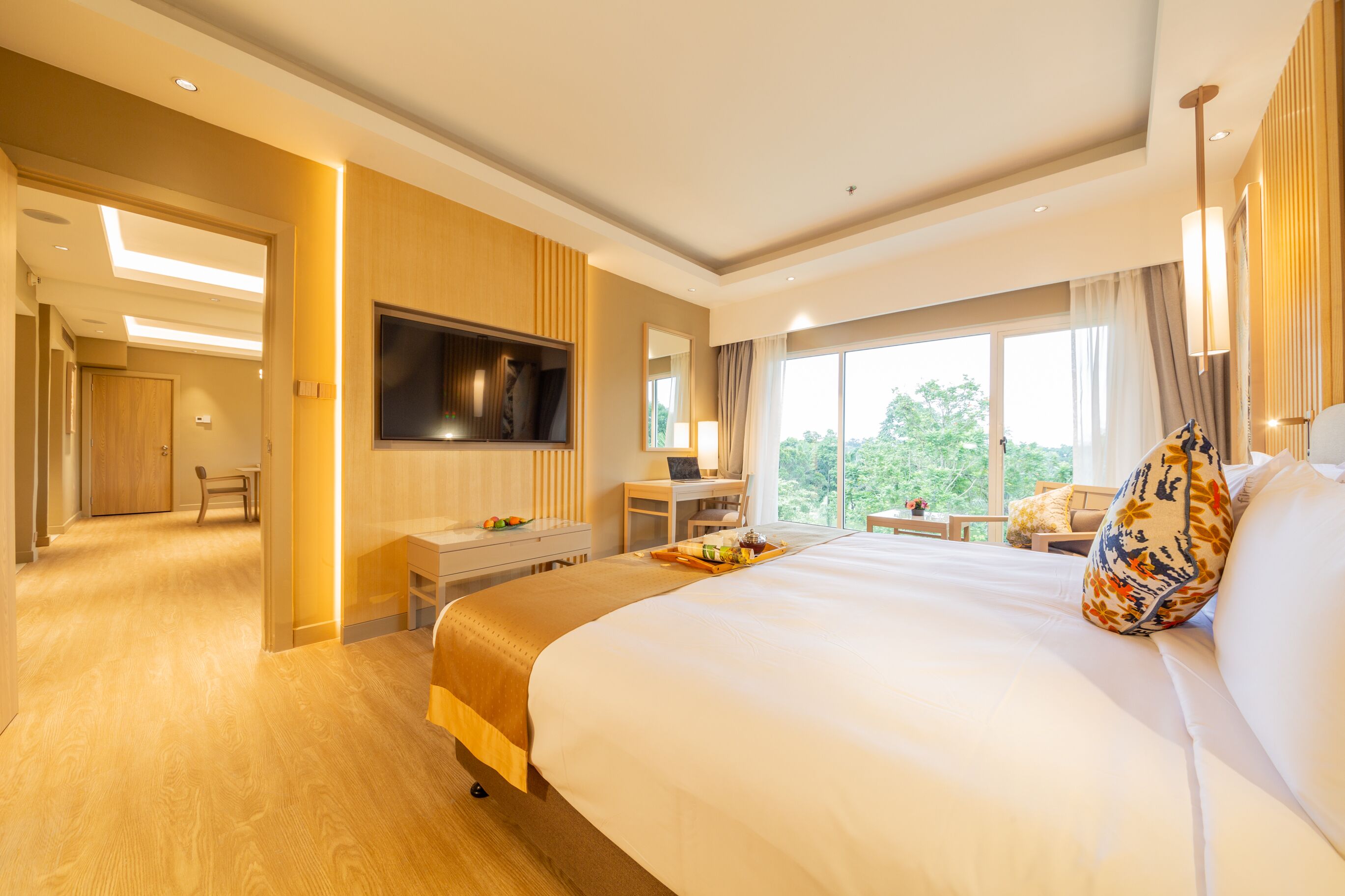 deluxe studio, 1 king bed | minibar, desk, laptop workspace, iron/ironing board