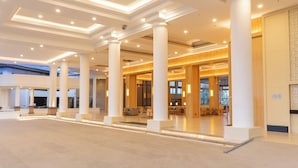 A spacious lobby with high ceilings, large columns, and a modern design. - Glenmarie Hotel & Golf Resort (Shah Alam)