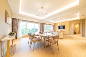 Deluxe-Studio, 1 King-Bett | Minibar, Schreibtisch, laptopgeeigneter Arbeitsplatz