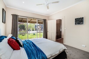 3 bedrooms, iron/ironing board, bed sheets, wheelchair access - Bayside walks and local beach access, in the heart of the Bellarine and wineries (Clifton Springs)