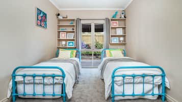 3 habitaciones, tabla de planchar con plancha y ropa de cama