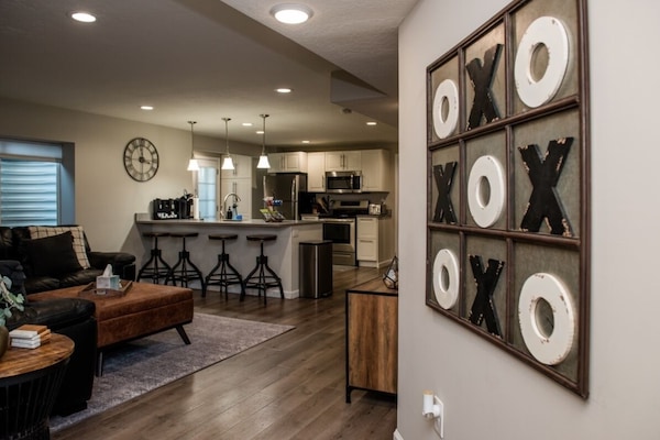 Smart-TV, bøker og kontorer