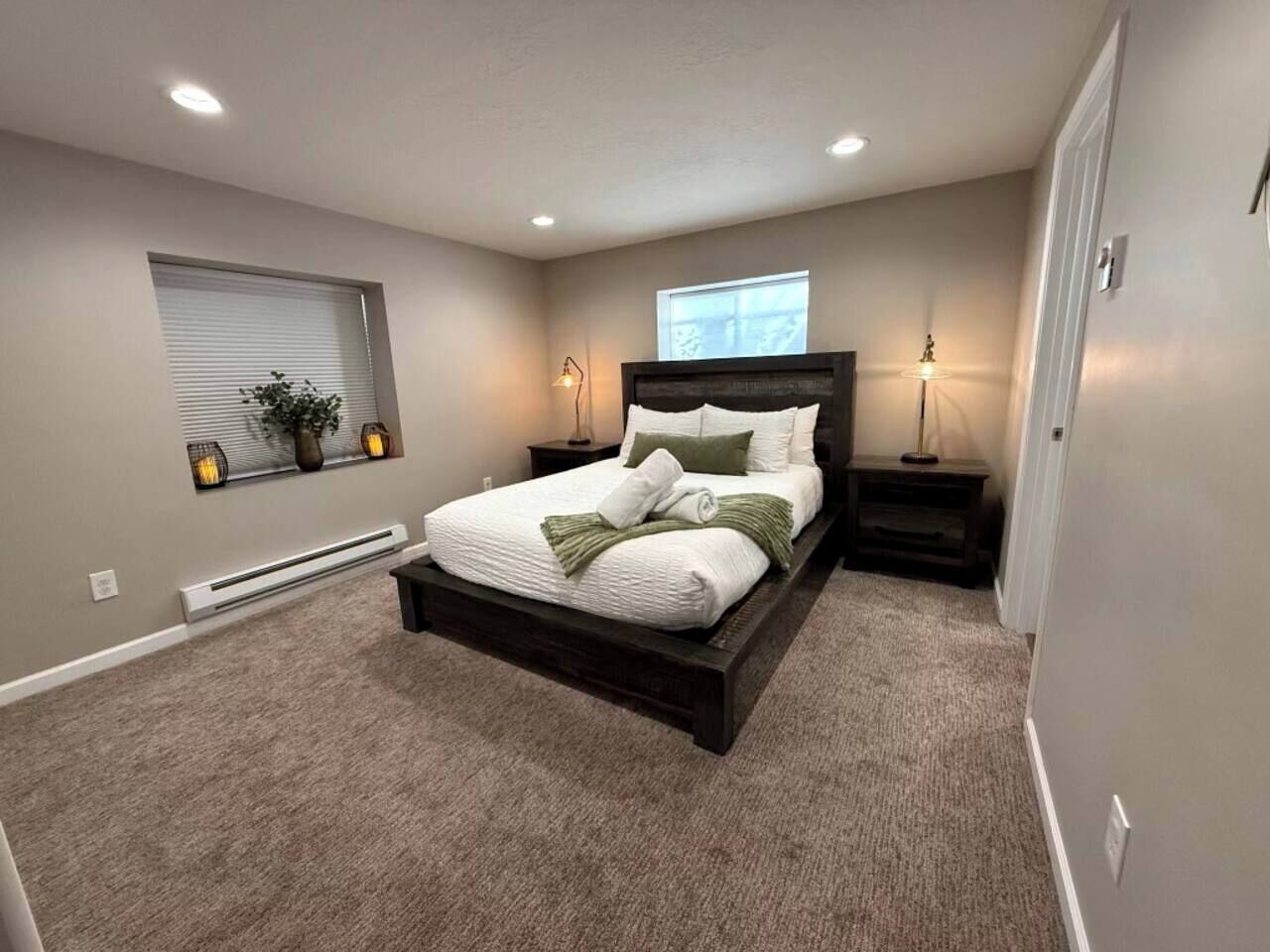 3 Schlafzimmer, Betten mit Memory-Foam-Matratzen, Bügeleisen/Bügelbrett