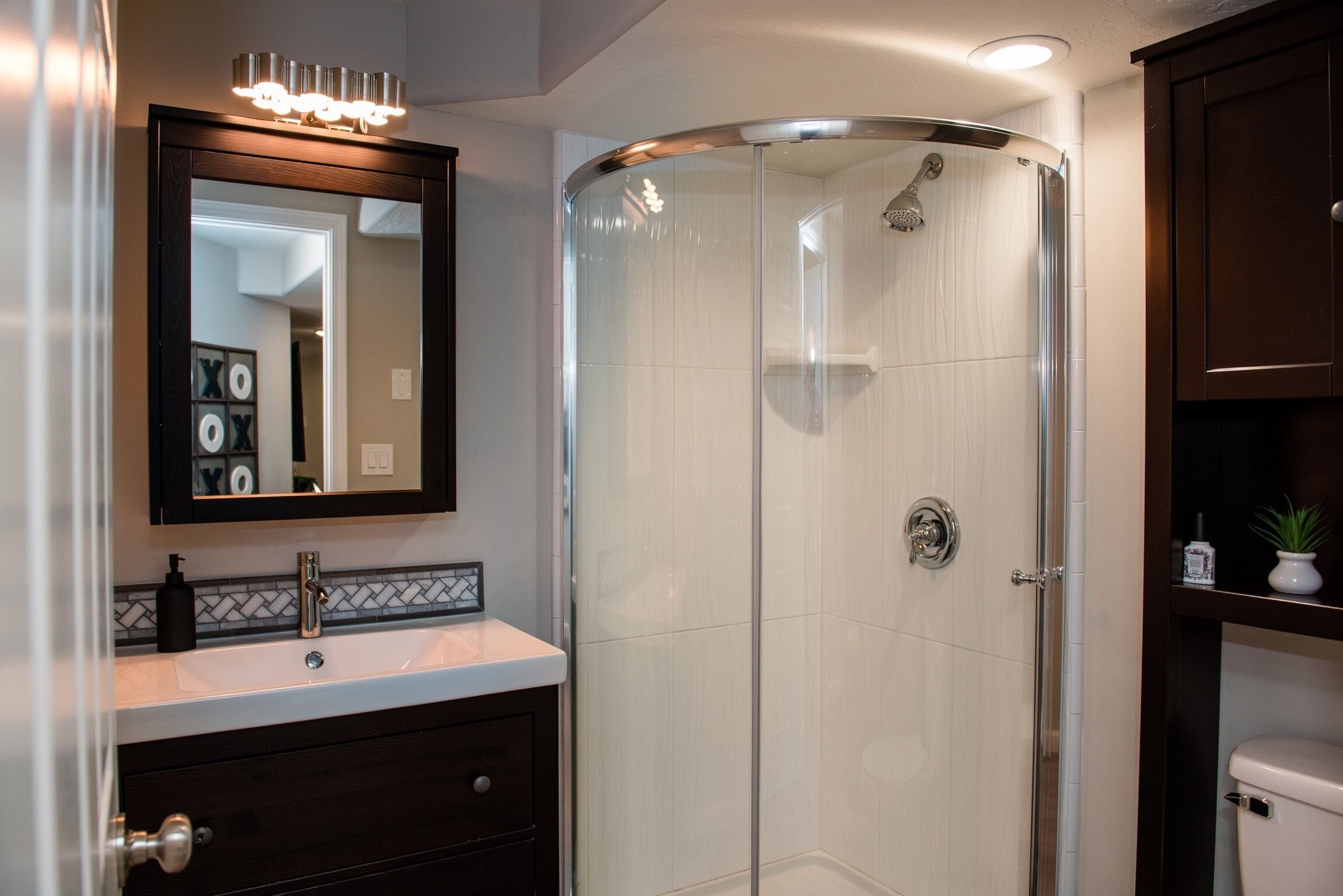 Bañera con ducha, secador de pelo, toallas, jabón