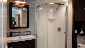 Bañera con ducha, secador de pelo, toallas, jabón