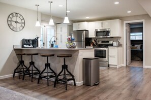 Frigorífic, microones, forn i placa de cuina