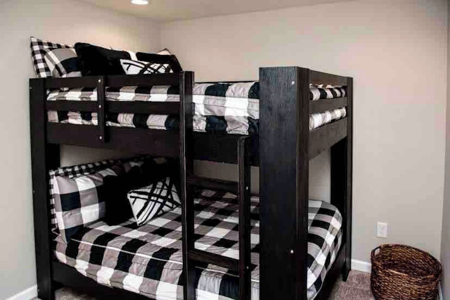 Matelas mémoire de forme, bureau, fer et planche à repasser