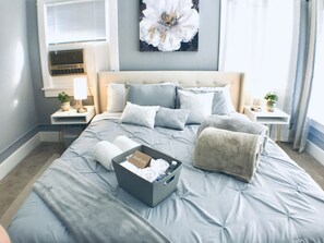 1 Schlafzimmer, Zimmersafe, Schreibtisch, Bügeleisen/Bügelbrett