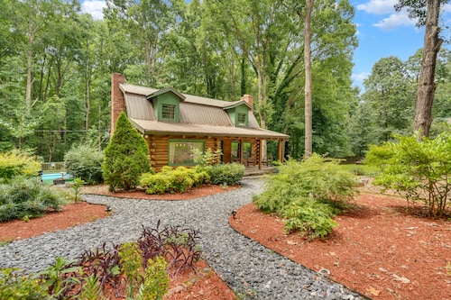 Atlanta Getaway 4-BR Cabin W/Swimming Pool, Hot Tub, Game Room, High-Speed WiFi