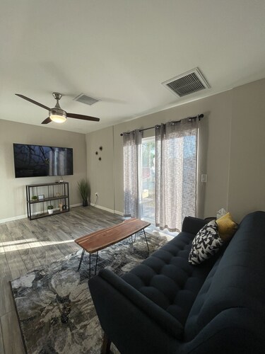 Cozy MidCentury • EntireApt 1-Bed/1-Bath