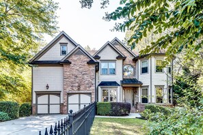 Exterior - 6 BDRM, 5.5Bath Brookhaven home. Sleeps 12 with pool and Family friendly. Fenced (Chamblee)