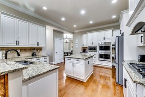 Fridge, microwave, oven, stovetop - 6 BDRM, 5.5Bath Brookhaven home. Sleeps 12 with pool and Family friendly. Fenced (Chamblee)