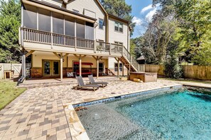 A heated pool - 6 BDRM, 5.5Bath Brookhaven home. Sleeps 12 with pool and Family friendly. Fenced (Chamblee)