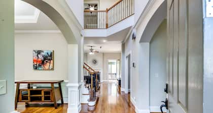 6 BDRM, 5.5Bath Brookhaven home. Sleeps 12 with pool and Family friendly. Fenced