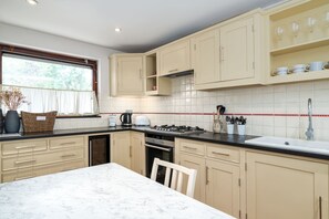 Basic Apartment, Multiple Beds | Private kitchen | Fridge, microwave, oven, stovetop