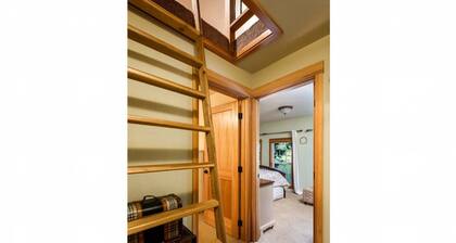 Adorable Cottage On The Lake - Boat Access Only, Private Dock, Fire pit, Gas Grill