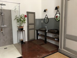 Combined shower/tub, hair dryer, towels