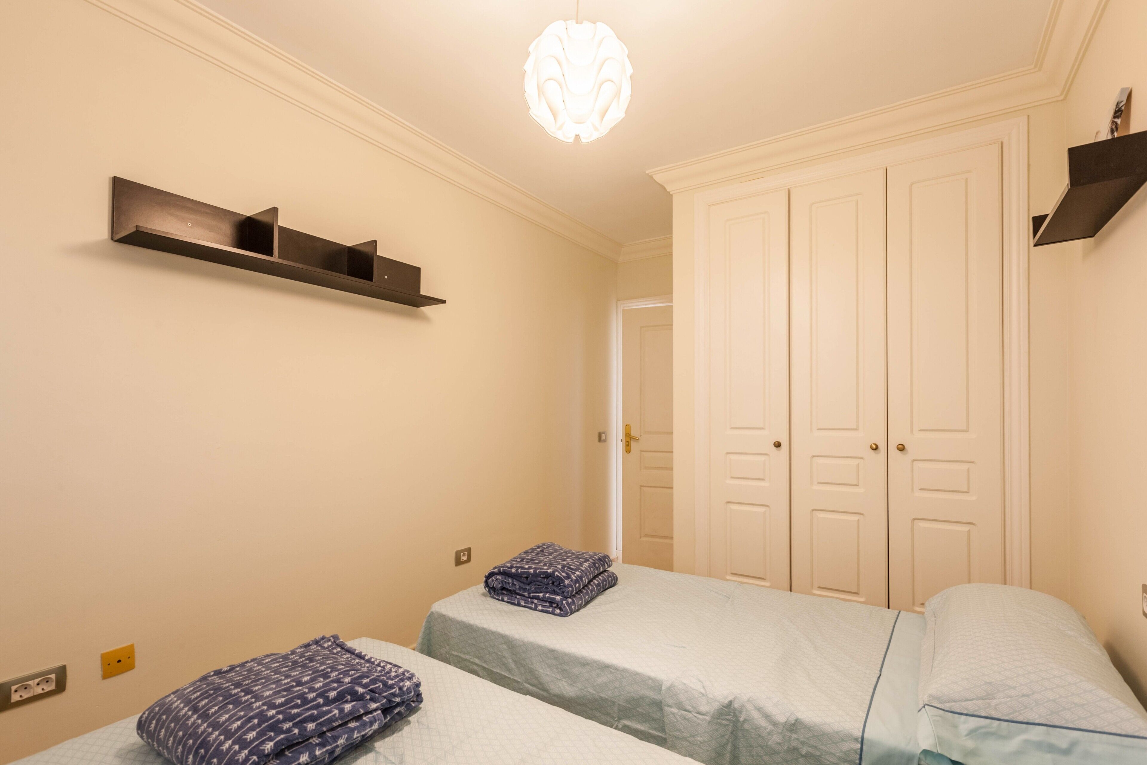 2 slaapkamers, een strijkplank/strijkijzer, gratis wifi, beddengoed