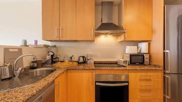 Geladeira, micro-ondas, fogão, cooktop