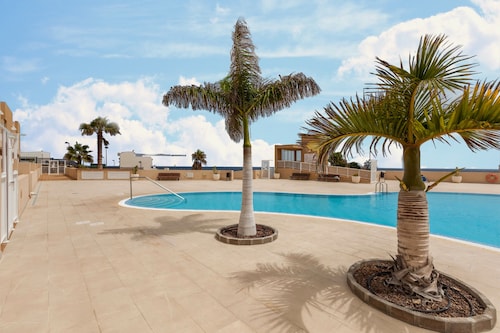 Apartment 'Apartamento El Porís' with Sea View, Shared Pool, Garden & Wi-Fi