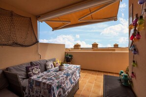 Outdoor dining - Apartment 'Apartamento El Porís' with Sea View, Shared Pool, Garden & Wi-Fi (Arico)