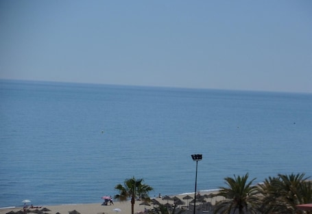 Beach nearby. Luxury Apartment in Los Boliches by Beach with Shared Pool & Wi-Fi