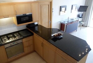 Fridge, microwave, oven, stovetop - Luxury Apartment in Los Boliches by Beach with Shared Pool & Wi-Fi (Fuengirola)