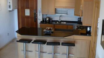 Frigorífico, microondas, horno y placa de cocina