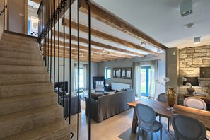 Fernseher, Kamin, Videospiele, Tischfußball