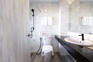 تجهيزات دش، مجففات شعر، مناشف، صابون