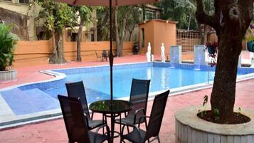 حمّام سباحة خارجي