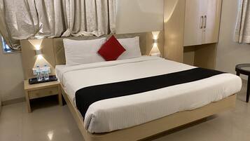 خزنة داخل الغرفة وستائر تعتيم وتجهيزات عازلة للصوت وملاءات أسرّة