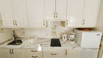 Een koelkast, een microgolfoven, een oven