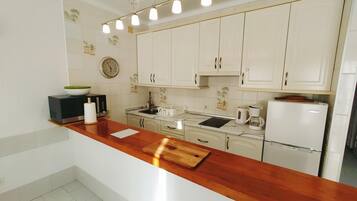 Kjøleskap, mikrobølgeovn, ovn og kaffetrakter/tekoker