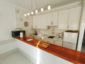 Frigorífic, microones, forn i cafetera i tetera