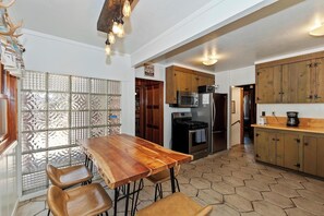 Coffee/tea maker, fridge, microwave, oven