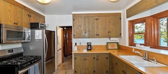 Private Boat Dock! Views! HOT TUB! Foosball! Historic Features! Updated Kitchen!