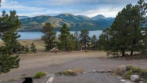 A campground with a barbecue grill, picnic tables, and a scenic view of mountains and a lake. - Mountain Cabin by Twin Lakes w/ BBQ and Fast WiFi (Twin Lakes)
