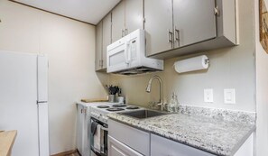 Geladeira, micro-ondas, fogão, cooktop